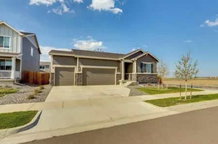 Spacious 4-bedroom house in charming Brighton w/WiFi, AC. Отели рядом с достопримечательностью «Парк штата Барр Лейк»