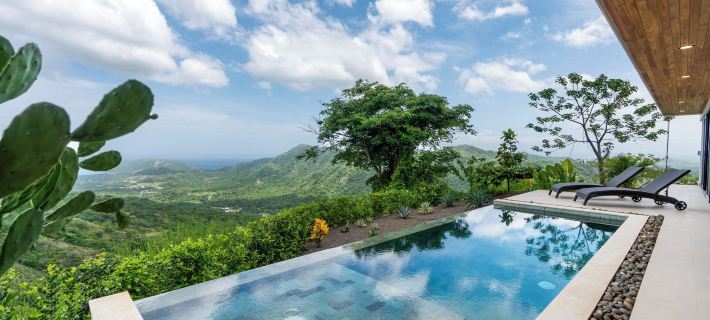 Mountainside Home with Modern Design Sweeping Ocean Views & Private Swimming Pool Hotele w: Sardinal