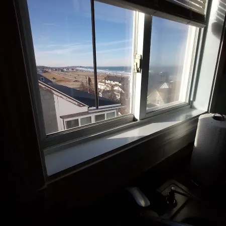 Direct ocean view 4-bed 2 bath  in fabulous Hull with AC,WiFi deck walk to beach