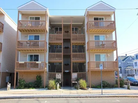 Renovated Beach Block 3 Bedroom 2 Full Bathroom Condo with Beach Views