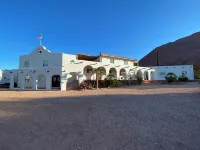 Spacious estate in delightful Ivins with Unique Spanish decor. 艾文斯酒店