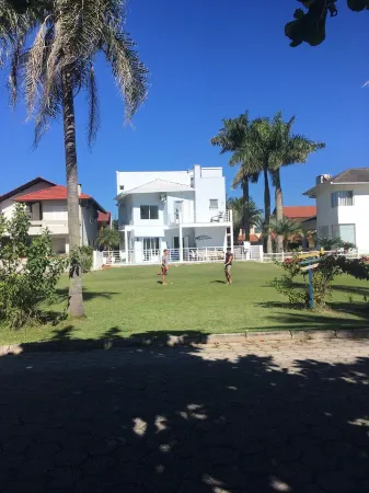 House with swimming pool on the seafront. Air conditioning and TV in all rooms. Отели в г. Сан-Франсиску-ду-Сул