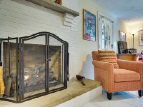 Tranquil 1-bed apt sleeps 4 overlooking Indian Creek Gorge w/ WiFi, AC & hot tub Hotels in Lincolnia