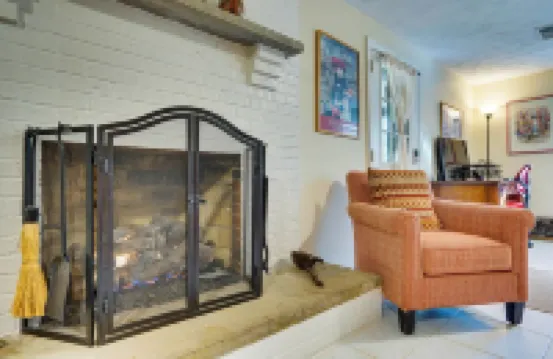 Tranquil 1-bed apt sleeps 4 overlooking Indian Creek Gorge w/ WiFi, AC & hot tub