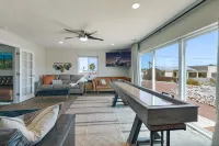 The Hilltop, Pool, Firepits Sleeps 14, Lake Views, Tons of Parking