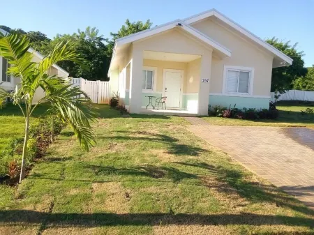 Jamaica Reggae Villa - Charming 3-bedroom house between Montego Bay & Negril
