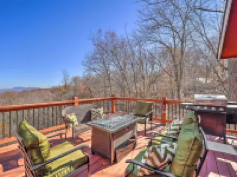 Mtn-View Cabin w/ Deck, 2 Mi to Beech Mtn Slopes! Hotels in Beech Mountain