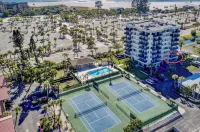 Steps to 2025 #1 Rated Beach in USA Fun-n-Sun Modern 2+2 Condo Pool Pickleball - 발코니
