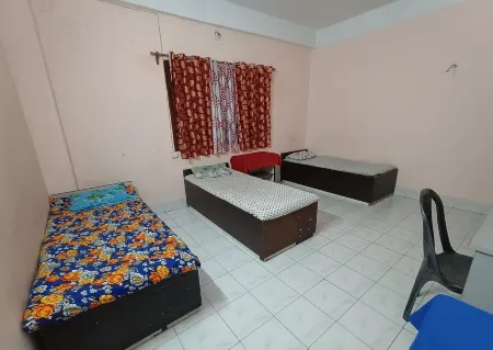 Swaroop Ashray Homestay Отели рядом с Аэропорт Багдогра