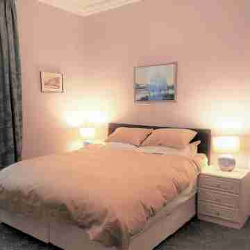 Superking beds, spacious and comfortable ground floor apartment near town centre Rooms