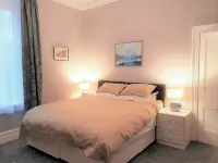 Superking beds, spacious and comfortable ground floor apartment near town centre