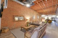 Two Story Suite Overlooking Historic Main Street Galena, IL. Sleeps 16!
