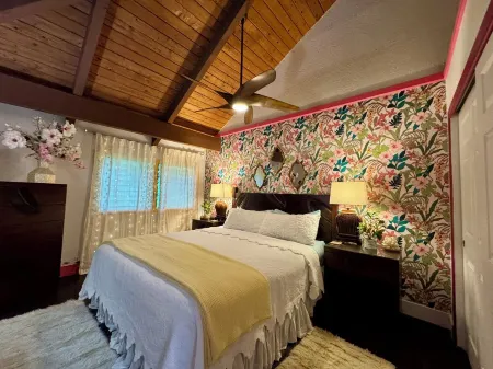 Hawaiian Chic Crater Retreat- a tropical jungle escape in a secluded crater