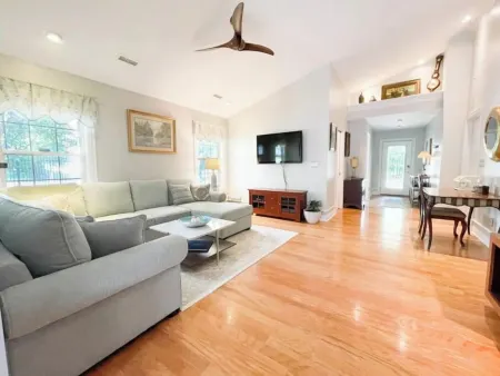 Lovely 3 Bdrm Home w/Free Parking Close to I-75!