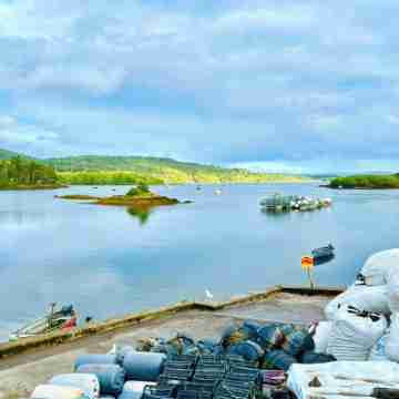 Beautiful Glengarriff house steps to everything. Others