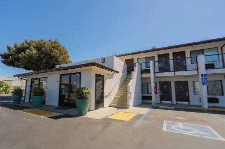 Hotel Avanti Отели рядом с достопримечательностью «Нипомо Суэп Мит & Флимаркет»