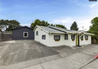 Limoncello House Arcata-Stylish and Central