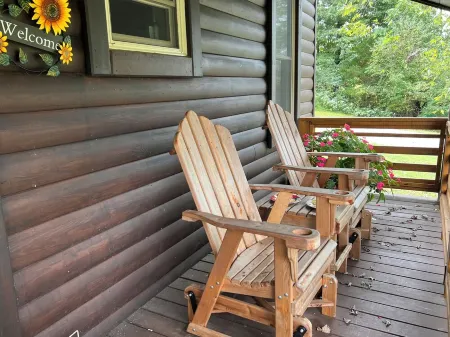 Country log cabin in beautiful middle Tennessee