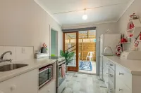 Beachy Bach - With Brand New Spa Pool! Hotels in Foxton Beach