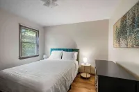 The Family Nook Home for 8 Hotels in Hamilton