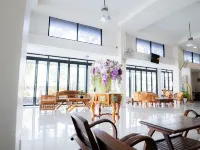 Iron Resort&Hotel Hotels near Wat Chulamani