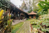 The Lodge Maribaya Hotels near cikole