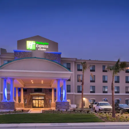 Holiday Inn Express & Suites BAKERSFIELD AIRPORT by IHG