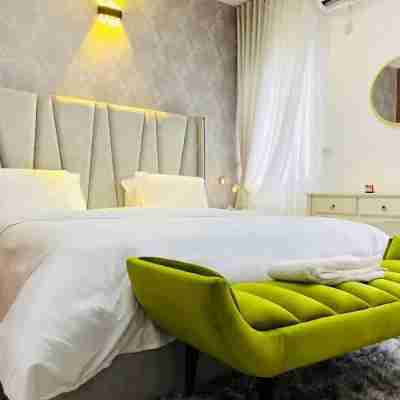 1677 Mayfair Apartment Rooms