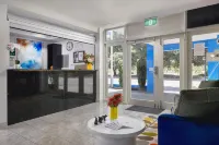 Baileys Parkside Motel by VetroBlu