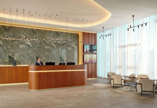 노보텔 자그레브의 현대적인 건물 외관 이미지