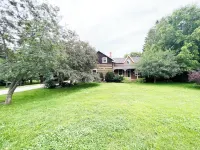 Charming century log home steps away from Lake & cross the park Hotel di Barrie