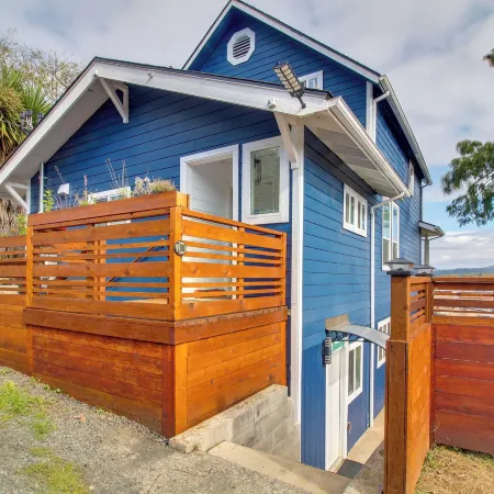 1 Mi to Dtwn Coos Bay: Sleek Apt w/ Deck & Views!