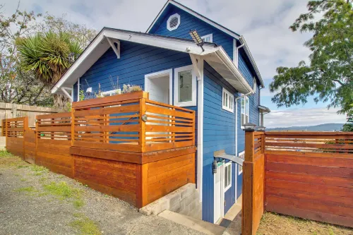 1 Mi to Dtwn Coos Bay: Sleek Apt w/ Deck & Views! - Wifi
