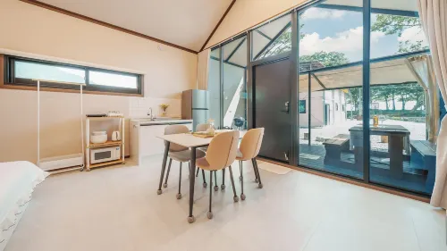 Namhae Chojun Bada Forest Glamping - غرفة مطلة على الجبل