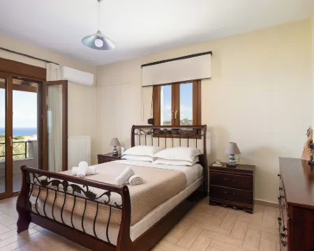 Villa Aris: A Serene Experience, 3BRs, Pool & BBQ Hotels in Stavromenos