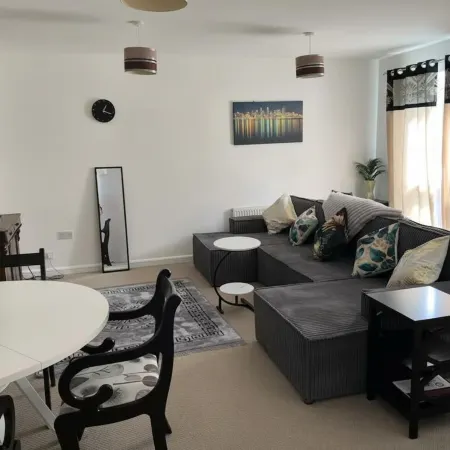 Central 2-Bed Apartment - Sleeps 5 & Free Parking