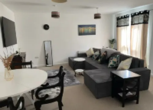 Central 2-Bed Apartment - Sleeps 5 & Free Parking