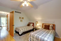 Blue Ridge Getaway w/ Hot Tub & Seasonal View! - parking