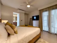 4 Bedroom Beach Penthouse w Private Rooftop - balcony