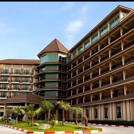 J&Y Lodge Hotel Отели рядом с достопримечательностью «Замок Амата»
