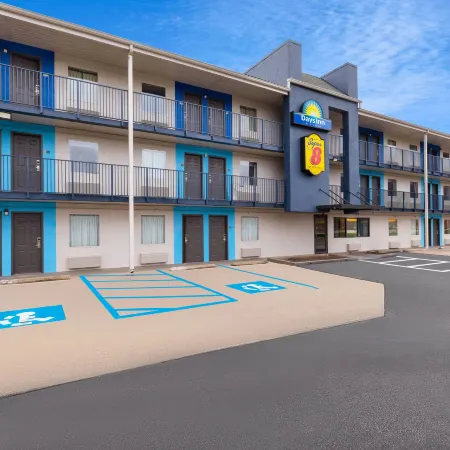 Super 8 by Wyndham Charleston WV