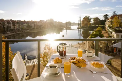 East Perth Suites Hotel - Kolam Renang