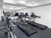 Lake Okanagan Beach Condo w/ Private Buoy, AC, Heated Outdoor Pool, Patio, Sups โรงแรมในเวอร์นอน