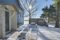 Charming Eagle Grove Farmhouse w/ Patio! - Homestays