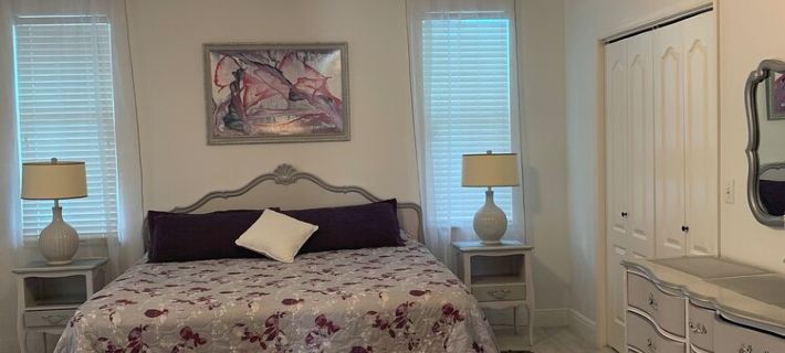 Summer is  Available! Villa with Heated Pool & Spa.Walk to the Beach & Mercado. Hotels in Naples Park