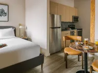 LIVN West Loop Chicago Hotels near Douglas Park