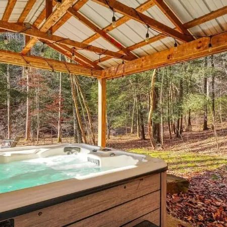 Moore Hollow Cabin in the Heart of Hocking Hills-Covered Hot Tub, Private, Cozy!