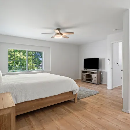 Redmond Rest 4 Bedroom Home by RedAwning