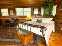 Private, Redwood Cabin with Endless Hill Country Views. Horse & Dog Friendly!