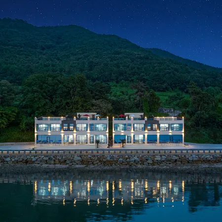 Yeosu Noeul Pension Отели рядом с достопримечательностью «Поле для гольфа The Ocean»